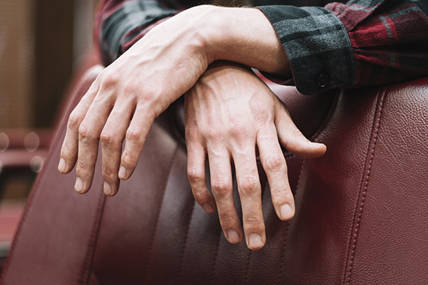 男性の手元ケア